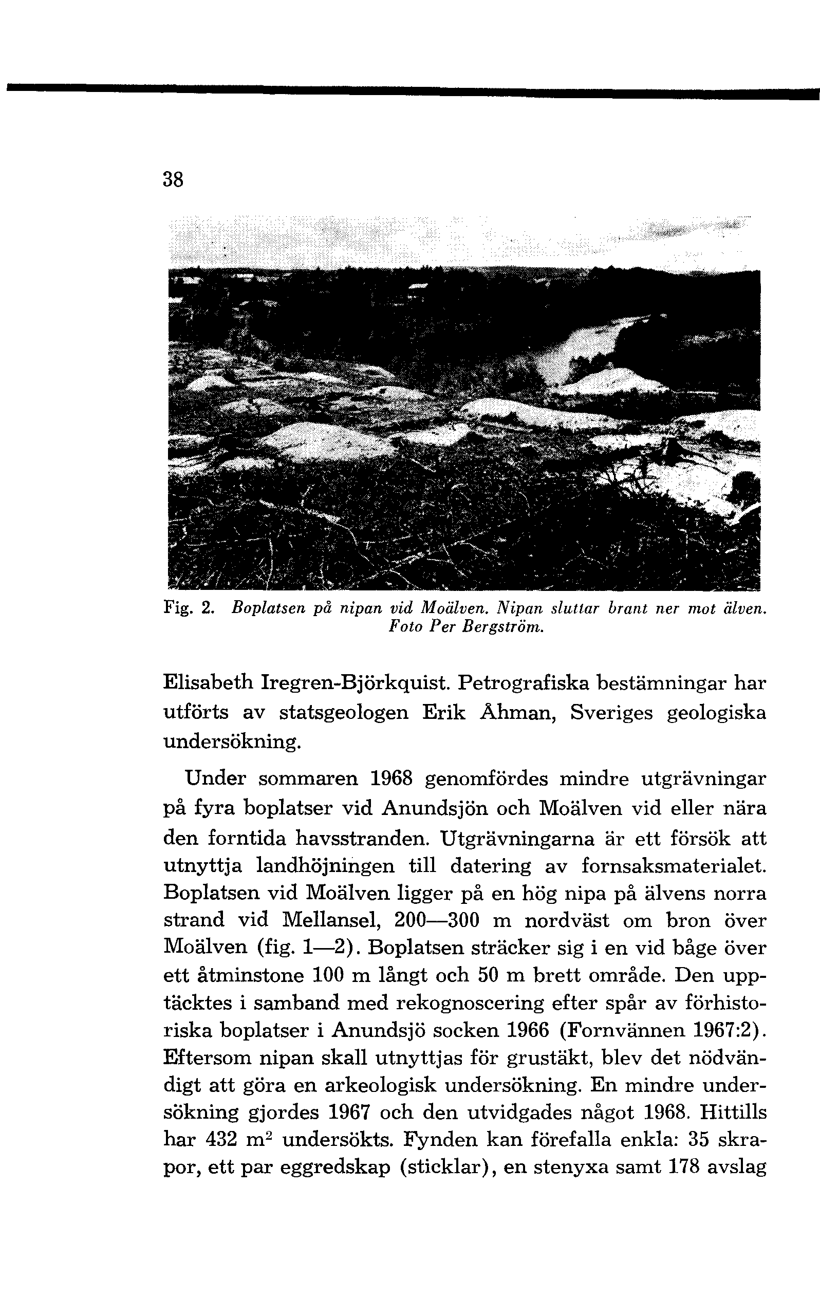 38 Fig. 2. Boplatsen på nipan vid Moälven. Nipan sluttar brant ner mot älven. Foto Per Bergström. Elisabeth Iregren-Björkquist.