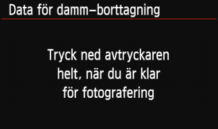 319) för automatisk borttagning av dammfläckar. Förberedelse Ta fram ett helvitt föremål, till exempel ett pappersark. Ställ in brännvidden på 50 mm eller längre.