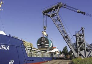 Projektlastning vid Lambergskajen En solig dag i mitten av juli lastades en s.k projektlast på MV Danubia i Karlstads hamn, för vidare befordran till Hamburg och med slutdestination Kina.