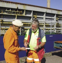 Den här gången var lasten producerad av Metso Paper Karlstad AB. Företaget har stort förtroende för Vänerhamns kompetens att hantera godset, med lyft och fastsurrning.