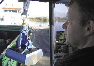 Körning med Sennebogen mobilkran En av de första frostmorgnarna på hösten sätter sig Peter Rask i mobilkranen i Lidköping för att lossa en båtlast med kol.