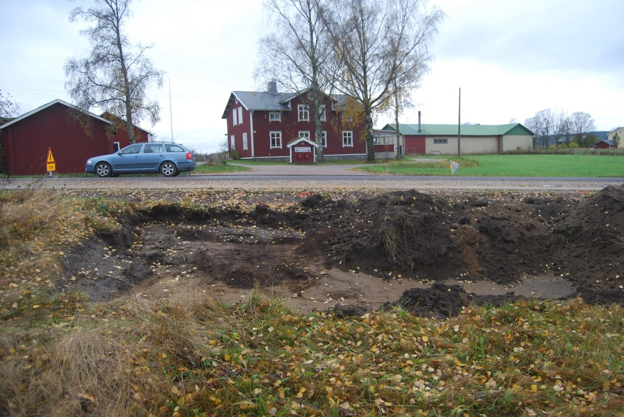 10 Figur 7. Läge för spismursbotten på Uo 4 till vänster i schaktet. Foto från norr.