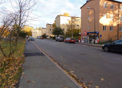 Norr om tunnelbanestationen är parkeringstalen lägre och parkering för boende sker i större utsträckning på gatan.