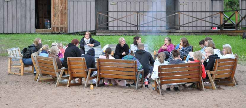 Läger för alla åldrar på teckenspråk Flämslätts stiftsgård 16 20 juni 2012 Stiftsgården Flämslätt ligger mitt i vackra Valle härad med fina omgivningar med motionsspår, vandringsled och egen badplats.