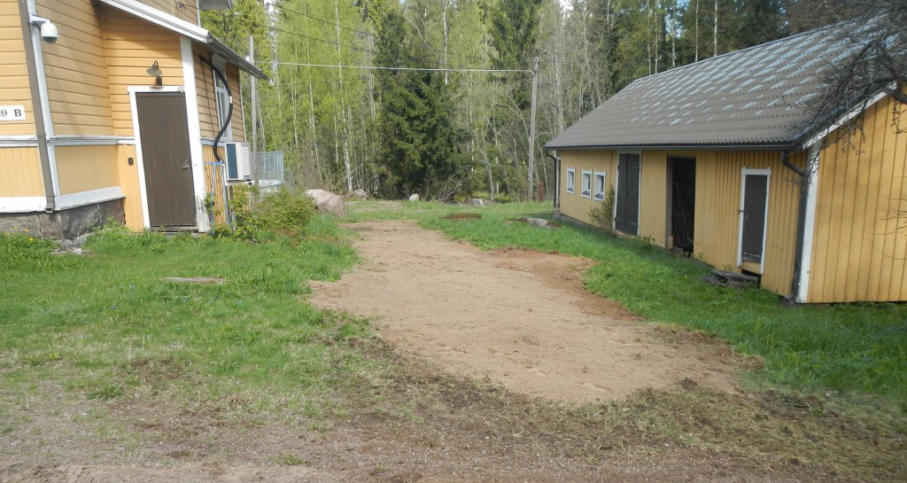 Och så staketbygget. Vi tänkte oss ett gammaldags spjälstaket med stående spjälor som är sneddade i toppen.