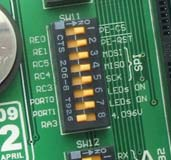 Om port expanderare kommunicerar med mikrokontroller via DIP switch SW11 då mikrokontroller pinnar,,, och som används för SPI kommunikation kan inte användas som I/O pinnar.