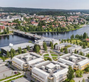 Mot Bockholmsvägen öppnar det sig österut i en asfalterad parkeringsyta och omges av två envåningsaffärshallar. Innan Viktoriabron byggdes gick Riksväg 13 genom Södertorg, in i Centrum via Parkbron.