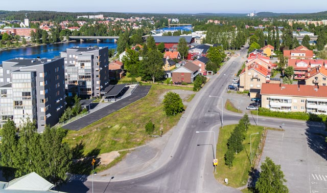 Kanalgatan idag, vy mot väst. Bockholmsvägen idag. torgytan med en rad planterade lindar och cykelställ. Delar av Trädgårdsgatan har markvärme.