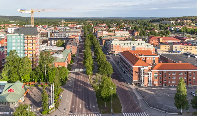 Stråket övergår sedan i en plattbelagd yta med Stadsparkens grönska på västra sidan och Stadshuset på den andra.