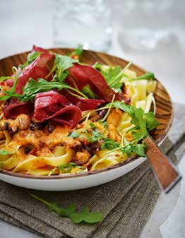 Pasta med paprikasås och bresaola cirka 30 min a Näringsinnehåll/portion: Energi: 2148 kj/ 517 kcal. Protein 28,5 g. Fett 12,0 g. Kolhydrater 66,3 g.