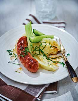 Ostwurst med potatismos och fänkål cirka 40 min d Näringsinnehåll/portion: Energi: 2557 kj/ 615 kcal. Protein 19,9 g. Fett 36,4 g. Kolhydrater 48,9 g.