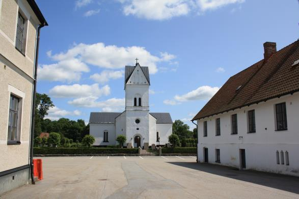 Omgivningar Lövestad by ligger omgivet av åkrar och glest spridda gårdar. Kyrkan och kyrkogården ligger i en väl sammanhållen miljö mitt i byn.