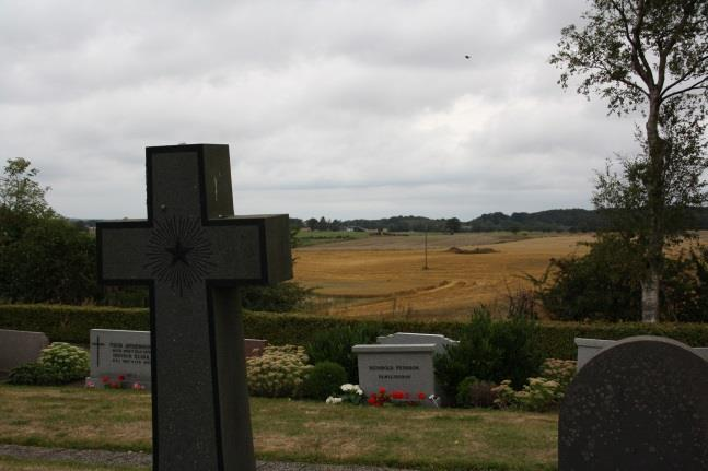 Omgivningar Begravningsplatsen är belägen mitt emellan Lövestad kyrkby åt sydöst och det stationssamhället Lövestad åt nordväst.