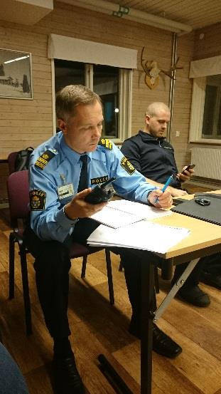 15 personer hittas av en slump i området och körs till Björnö brygga. Under tiden letas efter resterande åtta personer.