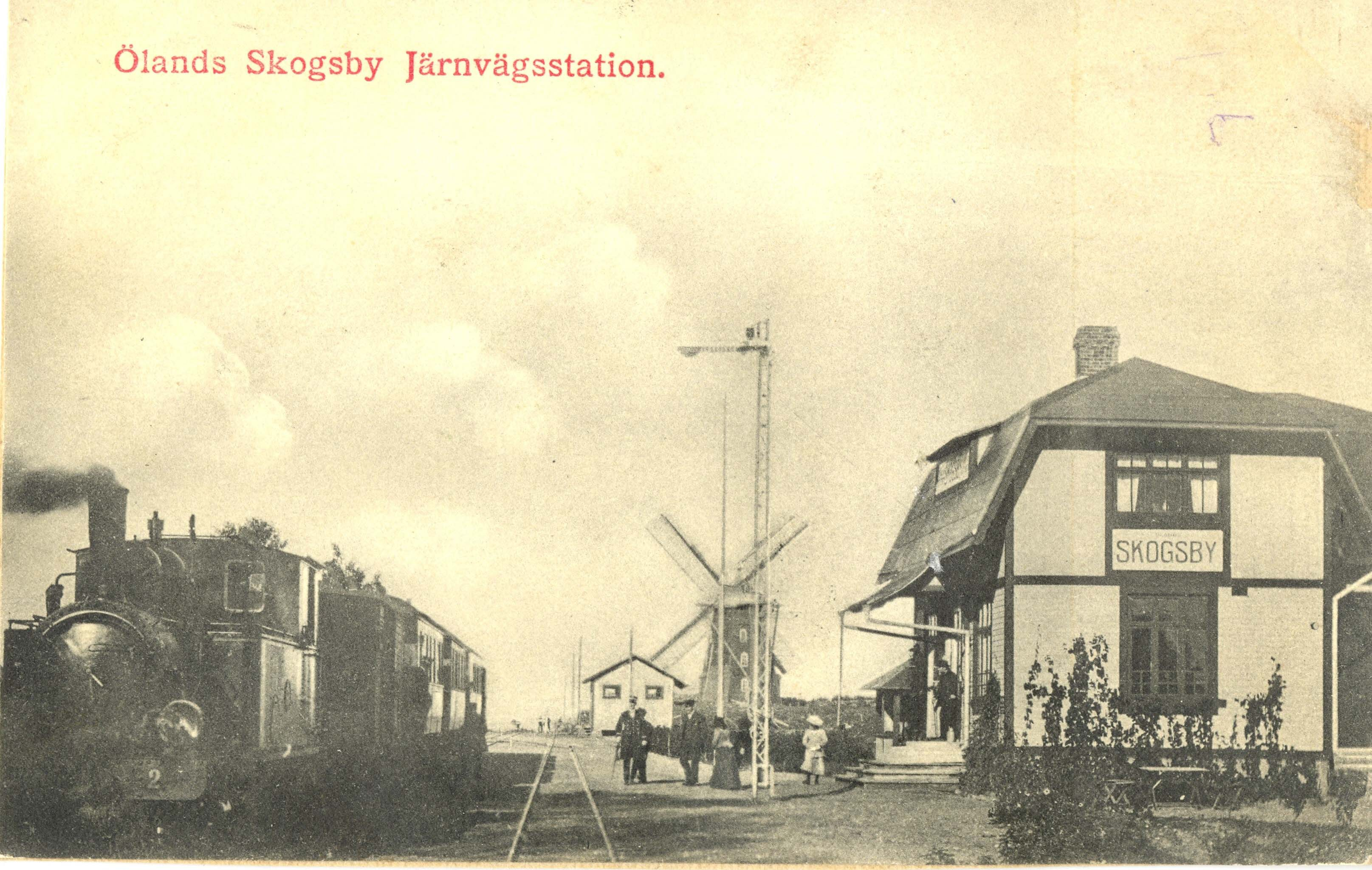 Ölands Skogsby. På vykortet från 1911 står lok nr 2 på spåret. Det var byggt 1909 i Helsingborg och skrotades 1959.