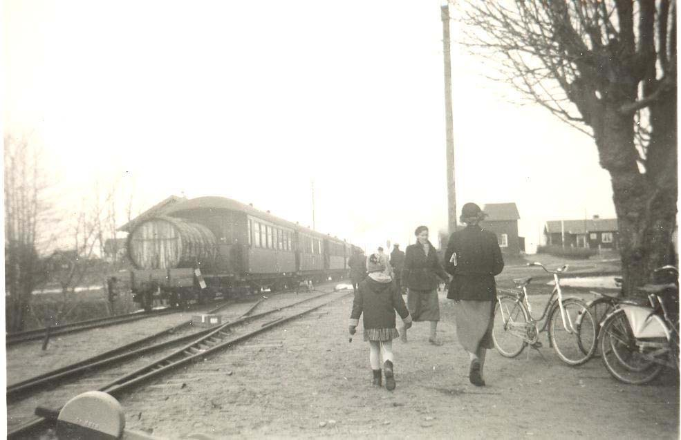 Tåget avgår från Skogsby station.