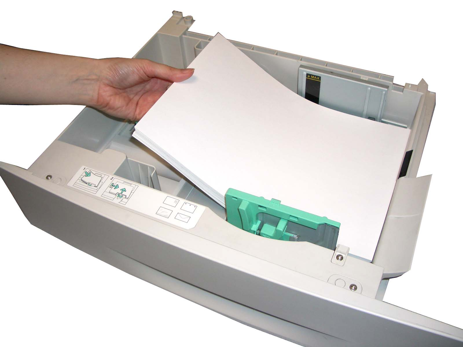 8 Papper och andra material Pappersmagasinen rymmer maximalt 520 ark 80 g/m 2 kontorspapper. 3. Bläddra igenom papperet och lägg det i magasinet.