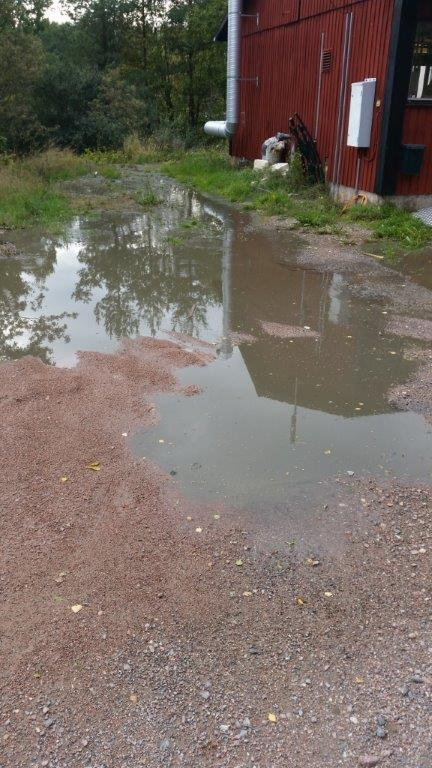 Figur 3. Slamvatten på gården utanför avloppsreningsverket. Foto: Peter Forsstedt. 2.8.