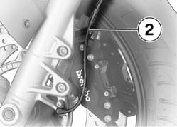 Stickaxel i axelfästet 50 Nm Dra åt axelklämskruven 4 med åtdragningsmoment.