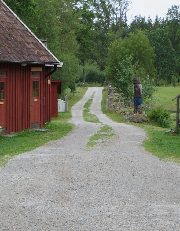 Kvarnlämning i ån söder om byn.