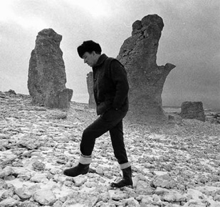 Fårö - I Bergmans fotspår Idag är Fårö synonymt med demonregissören Ingmar Bergman, och Bergman verkligen älskade Fårö, ända sedan han satte foten på ön första gången 1960.