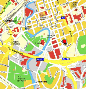 Tag första avfart till vänster ner på Fabriksgatan. Vid cirkulationsplatsen ligger möteslokalen i BT-huset (Borås Tidning) på höger hand.