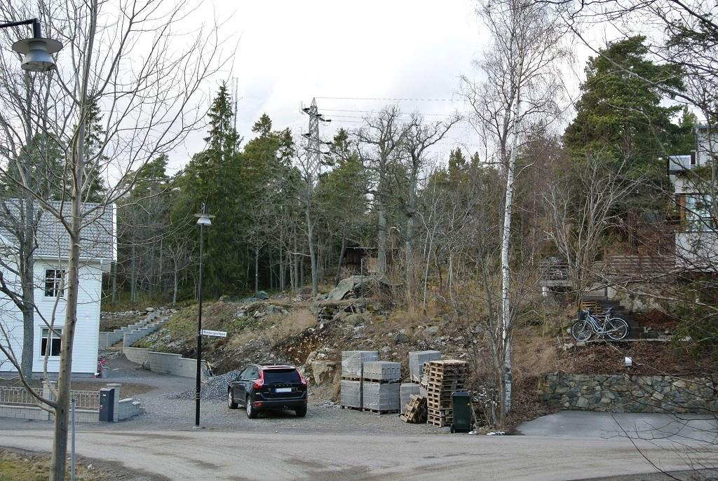 Figur 11. Fotomontage med vy mot kabelstolpe. 6.3 Boendemiljö Störningarna i anläggningsskedet består främst av utsläpp till luft från transporter och arbetsmaskiner och av buller från dessa.