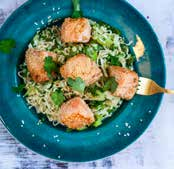 På menyn hittar du bland annat sesamstekt lax med varm nudelsallad, lime och koriander, en rätt som fick hela smakpanelen att jubla och nästan kasta sig