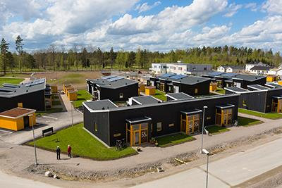 3. Objektsbeskrivning Två solcellsanläggningar ska jämföras med avseende på elproduktion från de installerade solcellerna. Bostadsområdet Solallén och Vikaholms förskola i Växjö. 3.