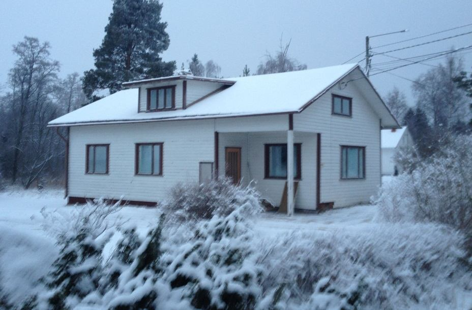 timmer och hade pärttak, men huset byggdes till och