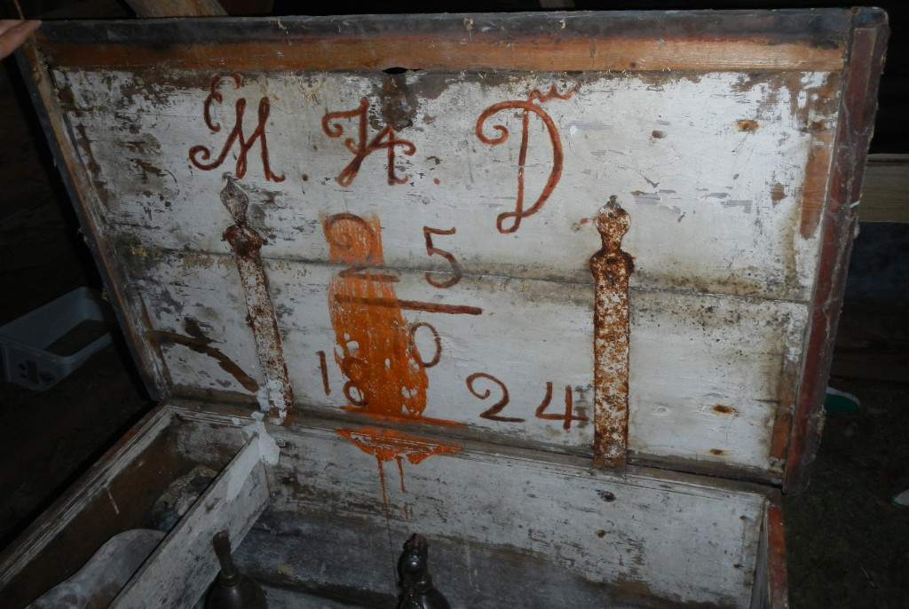 ? På lokaln vind hittades en fin kista med texten M H D 25/10 1824. Utanpå kistan finns bokstäverna E C 1823.