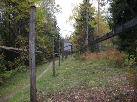 På grund av att banden måste sitta vid skarvar och upphängningspunkter var detta svårt att uppnå helt, då det inte var möjligt att få tag på virke i de längder som krävdes.