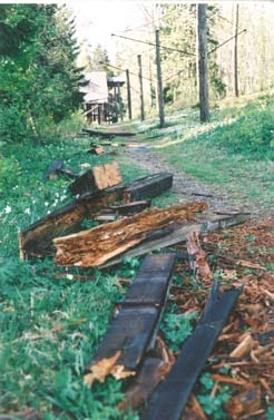 Den nedre delen med sågat, sammanspikat virke byttes och sammanfogades med en blixtskarv. Nordöstra vevaxelarmen Denna arm var i sämre skick än den motstående.