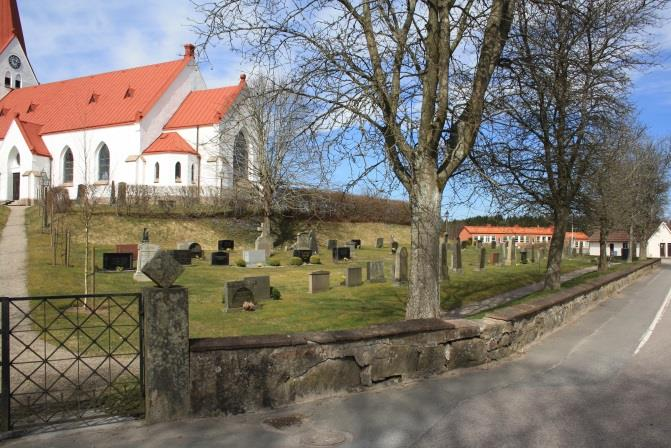 Själva kyrkogården ligger intill en trevägskorsning där gårds- och villabebyggelsen sträcker ut sig längs med vägarna.