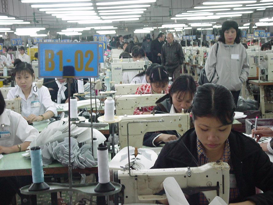 Le Lai shoe factory No 2, Vietnam, March 2002; 2 hours longer workdays in summer than winter, same production target Två typer av effekter Akuta effekter av hög värme (timmar) Arbetsförmåga (fysisk