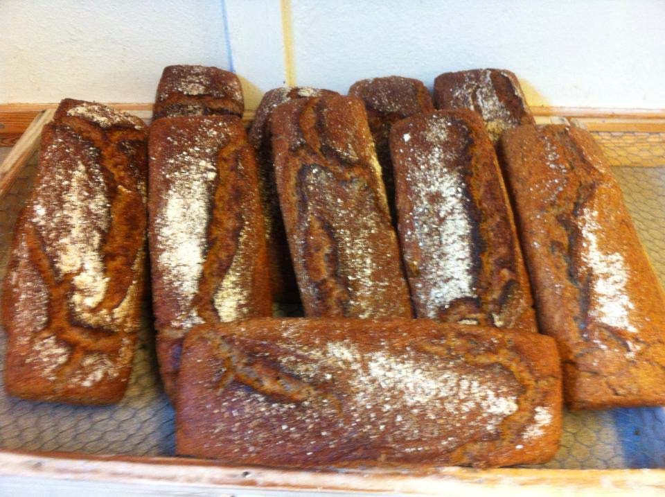 Vecka 5: Råg surdeg steg 2: 1. Rör i ingredienserna i surdegen från steg1. 200 gr 2. Efter 1 dygn ska det bubbla lukta och smaka lite friskt syrligt. Vatten ca 40 grader 200 gr 3.