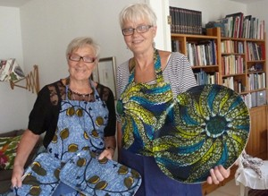 Kvinnofrukost Brickan som räddar liv När Margareta Brandt och Inger Edén ville göra en insats för kvinnor i Tanzania hämtade de inspiration från kvinnornas färgglada klädsel.