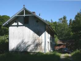 Vid Idefjorden ligger några ensamliggande bostadshus med egen utformning.