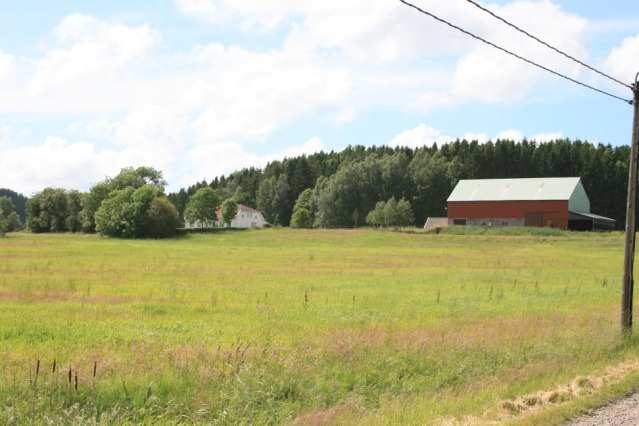 På var sida om bäcken ligger gårdarna Kroken och Björneröd en bit in i landet intill den branta dalgången som omges av höga berg med granit. Det fåtal boende livnärde sig huvudsakligen på jordbruk.