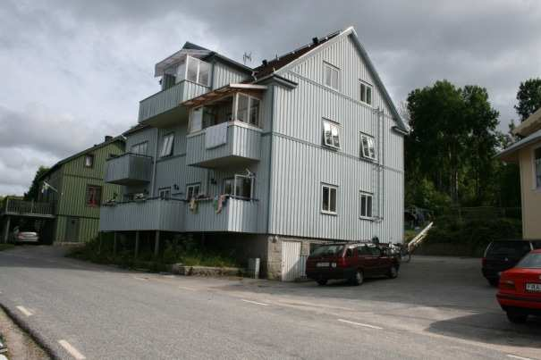 Långt från fjorden finns öppna marker med små grusvägar omgivna av stenpollare och ängsblommor.