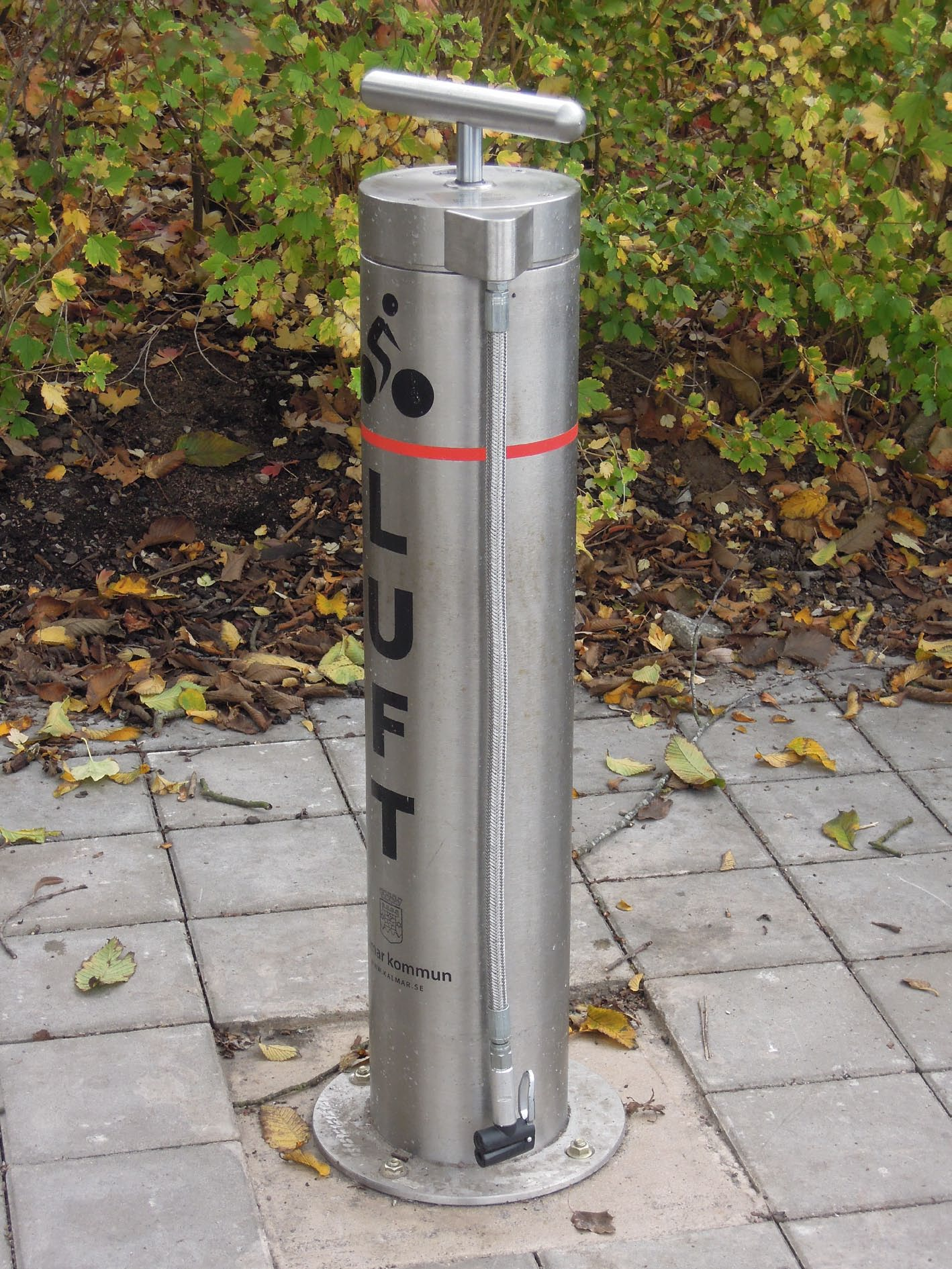 PUBLIC BIKE PUMP Monteringsanvisning / Underhållsanvisning A Montering: Fastbultning ovan mark mot betong. Bilder visar ett alternativ till fastsättning. (Fästanordning ingår vid leveras.