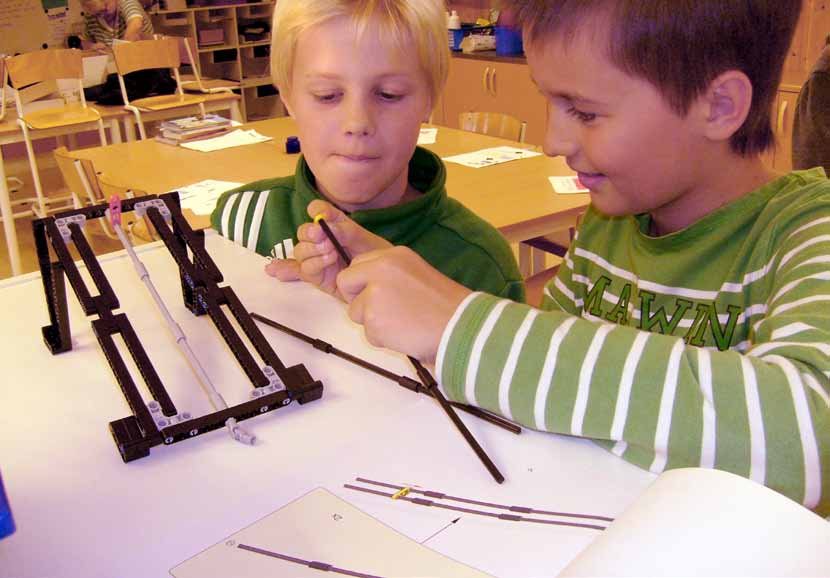 Jesper och William på Björkbackaskolan i Ånge förbereder sig för tävlingen First Lego League 2009. Deras lag Team Snoopy tog hem insiktspriset i tävlingen för bästa teoretiska arbete.