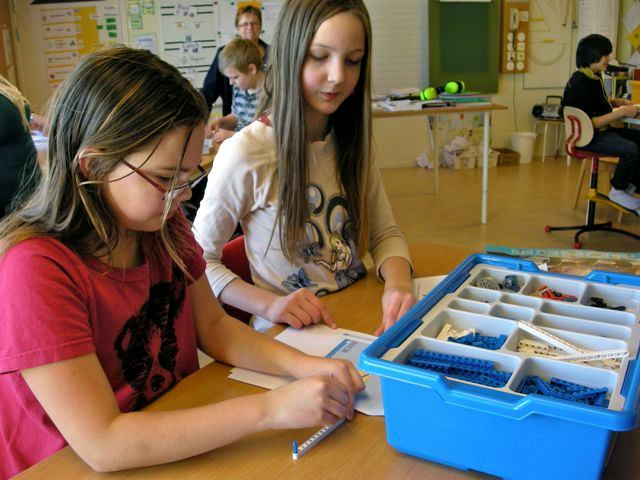 Elin och Linda bygger en hammare, med vilken det enkelt ska gå