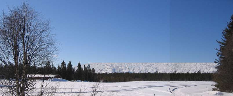 Landskapet är kuperat och Aitik är beläget i en öppen dalgång mellan berg-kullemassiv. Samtidigt är denna dalgång belägen högre i terrängen än de förbipasserande vägarna och Sakajärvi by.