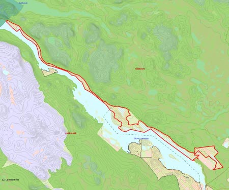 Länsstyrelsens bedömning Appojaure-Stainas utgör en smal remsa skog mellan Stora Luleälven och Sjöfallsvägen. Gränsen för Sjaunja Naturreservat ligger ovan vägen parallellt med området.