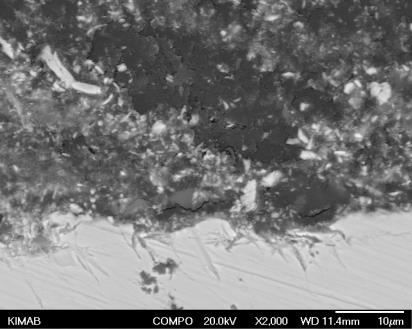 SEM-bilder (tvärsnitt) vid olika förstoringar på PV-prov 15Mo3