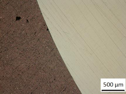 LOM-bilder (tvärsnitt) vid olika förstoringar på PV-prov 304 efter exponering enl.