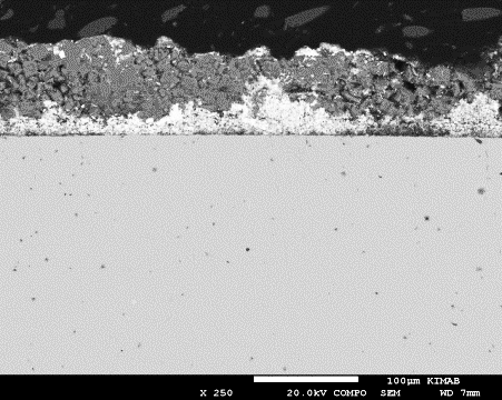 Composition of surface deposit is indicated by arrows. The white areas in the deposit contain Pb. LOM-bilder på 15Mo3 efter exponering vid 400 C visas i Figur 21, 24 och 26.