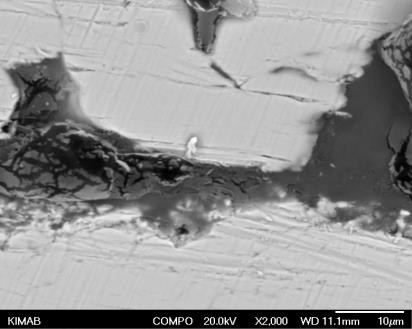 15Mo3 uppvisade Fe-oxid som ett jämnt skikt på ytan (ca 100 µm djupt) samt som trådar under ytan.