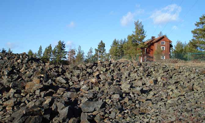 Under en period bröts även kobolt vid Gladhammar. Berggrunden domineras av Västervikskvartsit, som är en sedimentär bergart avsatt i grundhavsmiljö.